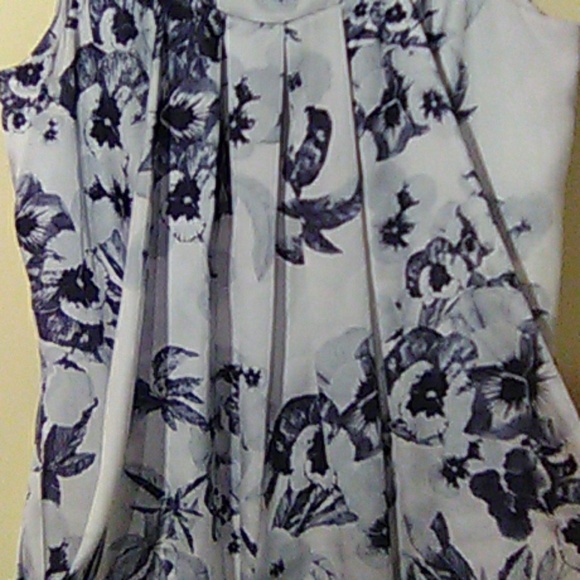 Women's Pullover Blouse. - Picture 2 of 3